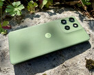 Motorola Moto G56 выпускается в четырех цветовых вариантах. Наш обзорный аппарат представлен в зеленом цвете Pantone Dill. (Источник изображения: Notebookcheck)