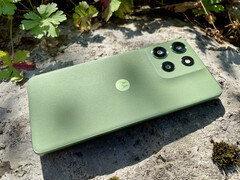 Motorola Moto G56 выпускается в четырех цветовых вариантах. Наш обзорный аппарат представлен в зеленом цвете Pantone Dill. (Источник изображения: Notebookcheck)