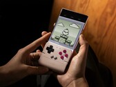 Вертикаль GameSir Pocket 1 добавляет управление в стиле Game Boy к смартфонам. (Источник изображения: GameSir)