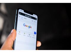 Фотография руки, держащей смартфон с открытой главной страницей Google Search на экране. (Источник изображения: Solen Feyissa на Flickr)
