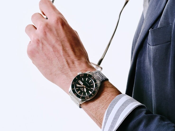 Часы Seiko 5 Sports SKX HDB005 на запястье человека