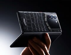 На выбор Vertu AlphaFold покрывается телячьей или крокодиловой кожей.