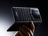 На выбор Vertu AlphaFold покрывается телячьей или крокодиловой кожей.