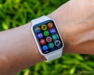 Smart Band 10 Pro (на фото) оснащен 1,74-дюймовым AMOLED-дисплеем