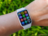 Smart Band 10 Pro (на фото) оснащен 1,74-дюймовым AMOLED-дисплеем