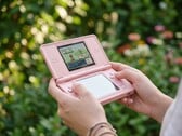 Устройство Anbernic RG DS Plus предназначено для улучшения впечатлений от игры в игры для Nintendo DS.