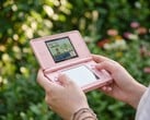 Устройство Anbernic RG DS Plus предназначено для улучшения впечатлений от игры в игры для Nintendo DS.