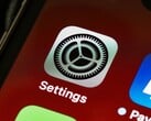 Крупный план значка приложения «Настройки» на экране iPhone