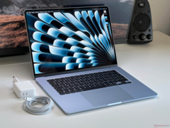 Apple 15-дюймовый MacBook Air с зарядным устройством и кабелем на столе (Источник изображения: Notebookcheck)