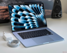 Apple 15-дюймовый MacBook Air с зарядным устройством и кабелем на столе (Источник изображения: Notebookcheck)