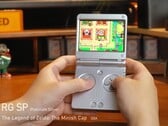 Консоль Anbernic RG SP, на которой запущена игра для GBA.