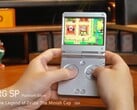 Консоль Anbernic RG SP, на которой запущена игра для GBA.