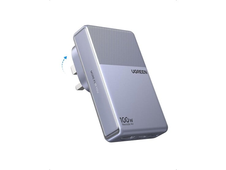 Устройство Ugreen Nexode Air Slim 100W оснащено откидными вилками британского стандарта