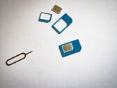 SIM-карты трех размеров и штифт для извлечения на белом фоне