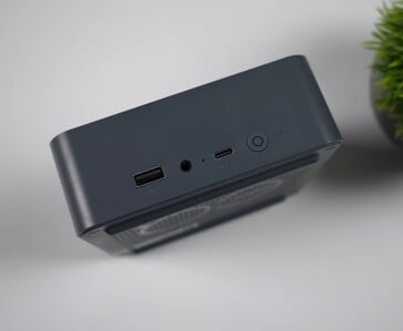 Передняя панель ввода-вывода мини-ПК Beelink EQi 304 оснащена портом USB Type-A, аудиоразъёмом 3,5 мм, портом USB-C и кнопкой питания.