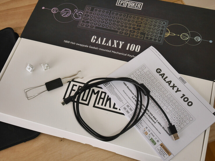 Самая разочаровывающая часть комплекта Galaxy 100 - это обычный USB-кабель