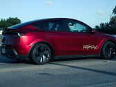 Роботакси Tesla Model Y в ультракрасном цвете. (Источник изображения: @AdanGuajardo/X)