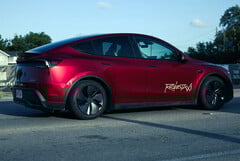 Роботакси Tesla Model Y в ультракрасном цвете. (Источник изображения: @AdanGuajardo/X)