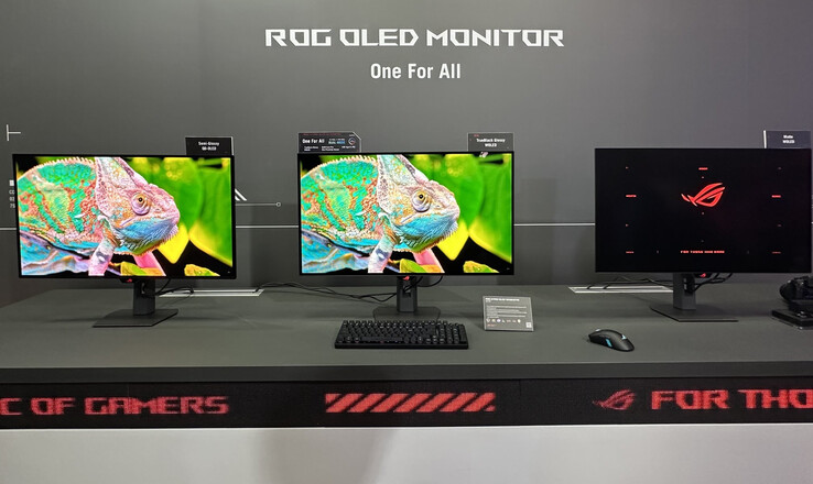 ROG Strix OLED XG32UCWG и XG32UCWMG на выставке Computex 2025. (Источник изображения: TFTCentral)