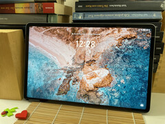 Honor Pad 10 можно заряжать током мощностью до 35 Вт. В наших тестах полный цикл зарядки был завершен за относительно короткое время - 1 час 48 минут. (Источник изображения: Notebookcheck)