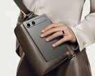 Устройство iPlay 80 mini Turbo имеет форм-фактор, аналогичный Legion Tab Gen 5. На снимке: рекламное изображение, демонстрирующее заднюю панель планшета.