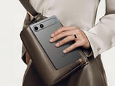 Устройство iPlay 80 mini Turbo имеет форм-фактор, аналогичный Legion Tab Gen 5. На снимке: рекламное изображение, демонстрирующее заднюю панель планшета.