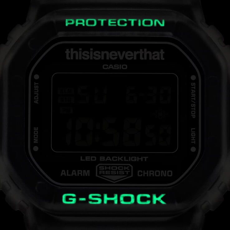 Светящиеся в темноте метки на безеле часов Casio G-Shock DW-5600TNT-7 светятся зеленым цветом в темноте.