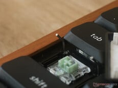 У модели K3 HE крайне неудобные фиксаторы клавиш Caps Lock и правого Shift — их можно снять, приложив некоторое усилие