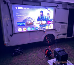 Проектор Nebula X1 от Anker можно использовать и на открытом воздухе (Источник изображения: Маркус Швартен / Notebookcheck)