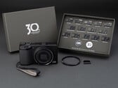 В комплект Ricoh GR IV 30th Anniversary Edition входят юбилейные аксессуары и значки.