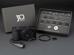 В комплект Ricoh GR IV 30th Anniversary Edition входят юбилейные аксессуары и значки.