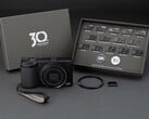В комплект Ricoh GR IV 30th Anniversary Edition входят юбилейные аксессуары и значки.