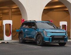 Автомобиль Kia EV на зарядке Supercharger. Tesla открыла свою зарядную сеть для автомобилей Kia EV в Северной Америке (Источник изображения: Kia)