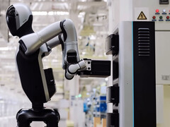 Робот Walker S2 сам меняет свой аккумулятор. (Источник изображения: UBTech/YT)