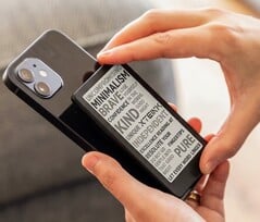 Благодаря 4,3-дюймовому дисплею электронная читалка Xteink X4 Pro отличается чрезвычайной компактностью.