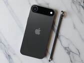 Грядущий Apple iPhone 17 Air, по слухам, будет иметь толщину всего 5,5 мм. (Источник изображения: zellzoi, отредактировано)