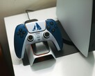 Изготовленный на заказ контроллер DualSense на тему God of War лежит на зарядной док-станции перед консолью PlayStation 5. (Источник изображения: FOX ^.ᆽ.^= ∫)