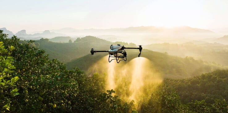 Один из сельскохозяйственных дронов DJI в действии