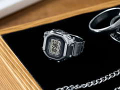 Кольцевые часы Casio CRW-001-1JR (на фото) рассчитаны примерно на 2 года работы от элемента питания SR621SW. (Источник изображения: Casio)