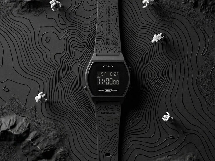 Крупный план модели Casio x GRAGG LW-204GRAGG-1BDF с черным ремешком из полимерной смолы, украшенным гравировкой в виде контурных линий.