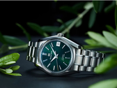 Новая модель Grand Seiko SBGH375 изображена среди листьев на темном фоне. (Источник изображения: @plus9time on Instagram - отредактировано)