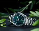 Новая модель Grand Seiko SBGH375 изображена среди листьев на темном фоне. (Источник изображения: @plus9time on Instagram - отредактировано)