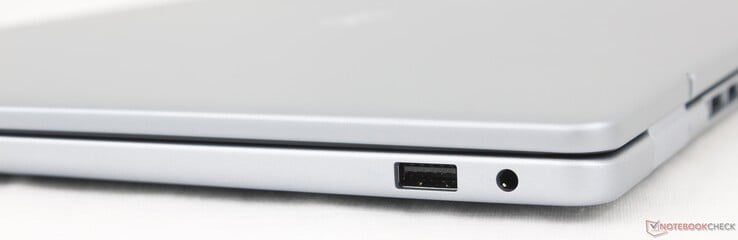 Справа: USB-A 3.2 Gen. 1, гарнитура 3,5 мм