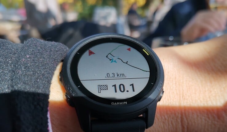 Модель Forerunner 745, выпущенная в 2020 году, оснащена дисплеем MIP