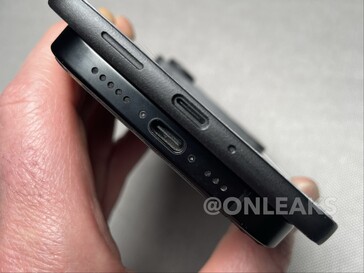 Предполагаемый макет Galaxy S26 Edge против iPhone 16 Pro. (Источник изображения: OnLeaks on X)