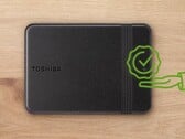 Жёсткий диск Toshiba отличается минималистичным дизайном в чёрном цвете 