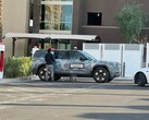 Rivian R2 заряжается у зарядного устройства Tesla Supercharger (Источник изображения: Chrisediting on X)