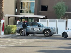 Rivian R2 заряжается у зарядного устройства Tesla Supercharger (Источник изображения: Chrisediting on X)