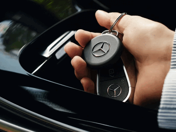 На браслете Chipolo Loop в версии Mercedes-Benz в центре изображён логотип Mercedes.