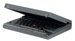 Клавиатура ThinkPad 701C при складывании разделяется на две части, чтобы поместиться в корпус.
